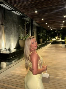 Stunning Pitchside Beauty Captivates Fans with Sun-Kissed Outdoor Photoshoot - image 4