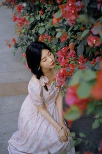 YiTuYu Art Language Vol.6836: A Visual Journey with Model Zi Qing - image 0