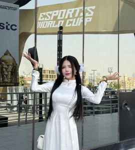 MC Mai Dora Showcases Vietnamese Heritage with Elegant Ao Dai at Esports World Cup - image 0