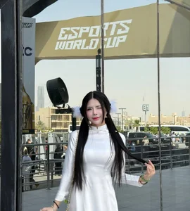 MC Mai Dora Showcases Vietnamese Heritage with Elegant Ao Dai at Esports World Cup - image 3