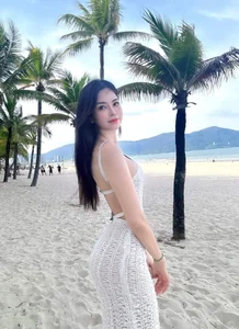 Former Model Đào Lan Phương Showcases Elegant Beach Lifestyle and High-Fashion Fitness Goals - image 8
