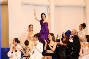 H'Hen Niê Shines with Radiant Beauty and Stunning Physique Among the Cast of Sisters Who Make Waves - image 0