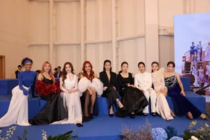H'Hen Niê Shines with Radiant Beauty and Stunning Physique Among the Cast of Sisters Who Make Waves - image 3
