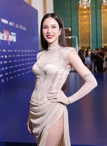 H'Hen Niê Shines with Radiant Beauty and Stunning Physique Among the Cast of Sisters Who Make Waves - image 1