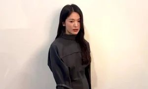 Song Hye Kyo Steals the Spotlight with a Whimsical Lollipop Accessory at a High-Profile Fashion Event - image 8