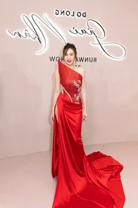 Tran Thanh and Hari Won’s Fashion Show Highlights - image 11