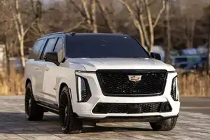 Stunning Cadillac Escalade ESV 2025: The Ultra-Luxury SUV Pricier Than Lamborghini Urus! - image 8