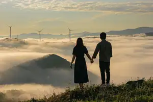 Cloud Hunting Khe Sanh: Romantic Couple Embraces Majestic Clouds & Wind Turbines - image 10