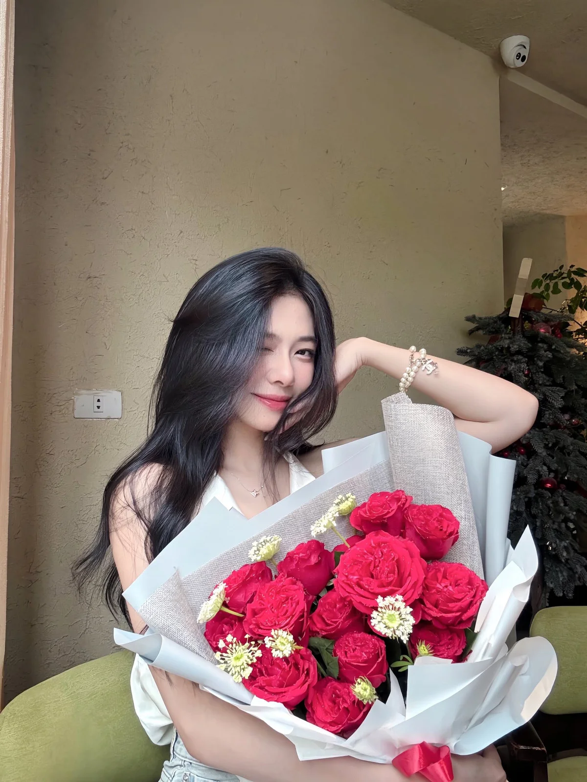 Viral Beauty: Stunning Photoshoot of a Young Woman in a Ripening Lychee Orchard Goes Viral