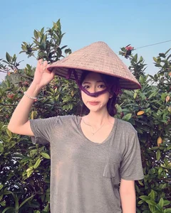 Viral Beauty: Stunning Photoshoot of a Young Woman in a Ripening Lychee Orchard Goes Viral - image 5