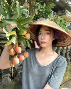 Viral Beauty: Stunning Photoshoot of a Young Woman in a Ripening Lychee Orchard Goes Viral - image 3