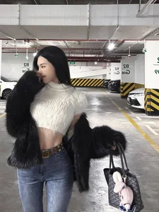 Lifestyle and Fashion: Stunning Post-Holiday Moments of Van Thanh’s Girlfriend - image 0