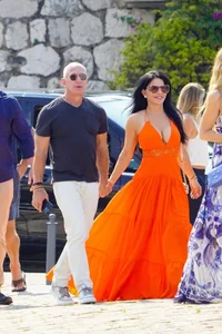 Lauren Sánchez Style Evolution: How She Maintains a Youthful and Bold Aesthetic - image 8
