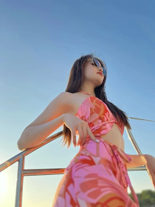 Actress Thuy Anh Shines in Glamorous Yacht Photoshoot: A Blend of Luxury and Style