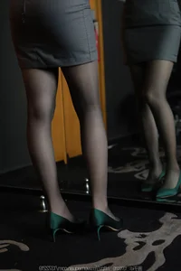 IESS Grey Skirt Shiny Silk Series Page 2: Sophisticated Office Style Aesthetics - image 9