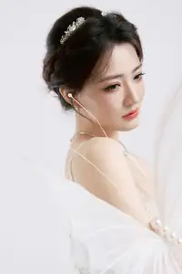 Ethereal Beauty: Model in Elegant Lace Wedding Gown | Chic Evening Dress Design - image 2
