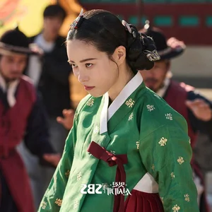 Beyond the Screen Villain: The Stunning Real-Life Style and Gentle Personality of Fashion’s Favorite Antagonist - image 4