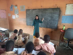 Vietnamese Teacher Brings Education and Cultural Pride to Africa Wearing Traditional Ao Dai - image 9