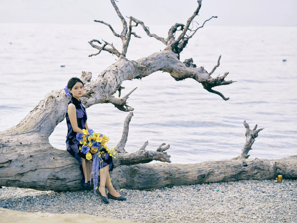 Ethereal Elegance: Ju Xiao Tao’s Blue Cheongsam Serenity at Erhai Lake