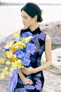 Ethereal Elegance: Ju Xiao Tao’s Blue Cheongsam Serenity at Erhai Lake - image 4