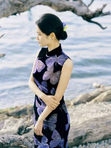 Ethereal Elegance: Ju Xiao Tao’s Blue Cheongsam Serenity at Erhai Lake - image 1