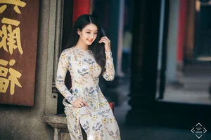 The Pure Elegance of the White Ao Dai: A Tribute to Vietnamese Student Tradition - image 9