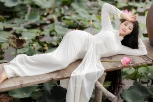 The Pure Elegance of the White Ao Dai: A Tribute to Vietnamese Student Tradition - image 14