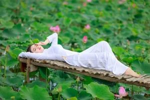 The Pure Elegance of the White Ao Dai: A Tribute to Vietnamese Student Tradition - image 81