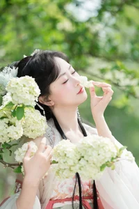Ethereal Hanfu Beauty Amidst White Blooms - YiTuYu Vol.8889 Jiao Yi Zhi Sui Sui - image 4