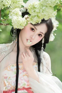 Ethereal Hanfu Beauty Amidst White Blooms - YiTuYu Vol.8889 Jiao Yi Zhi Sui Sui - image 7