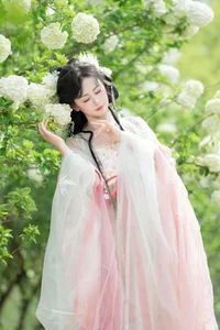 Ethereal Hanfu Beauty Amidst White Blooms - YiTuYu Vol.8889 Jiao Yi Zhi Sui Sui - image 26