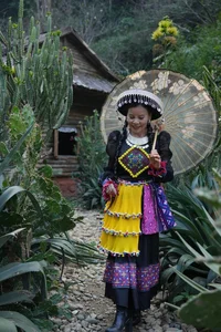 Hồ Ngọc Hà’s Mother Rocks Vibrant Swimwear: An Ageless Style Icon on Family Vacation - image 5