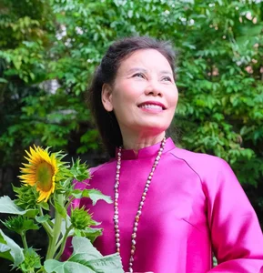 Hồ Ngọc Hà’s Mother Rocks Vibrant Swimwear: An Ageless Style Icon on Family Vacation - image 2