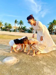 Hồ Ngọc Hà’s Mother Rocks Vibrant Swimwear: An Ageless Style Icon on Family Vacation - image 6
