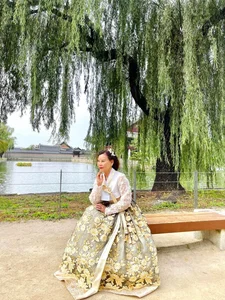 Hồ Ngọc Hà’s Mother Rocks Vibrant Swimwear: An Ageless Style Icon on Family Vacation - image 4