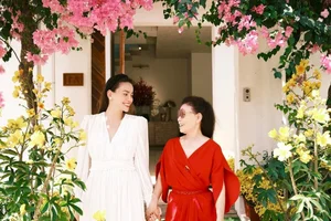 Hồ Ngọc Hà’s Mother Rocks Vibrant Swimwear: An Ageless Style Icon on Family Vacation - image 1