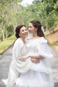 Hồ Ngọc Hà’s Mother Rocks Vibrant Swimwear: An Ageless Style Icon on Family Vacation - image 3